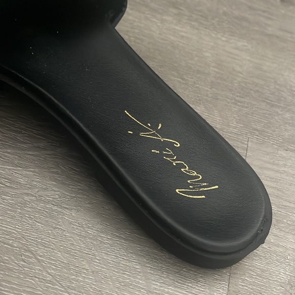 Black slides with gold - Picture 4 of 6